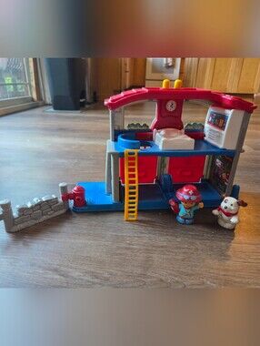 Vintage 2001 Fisher-Price Little People Vintage Fire Station Playset *works*